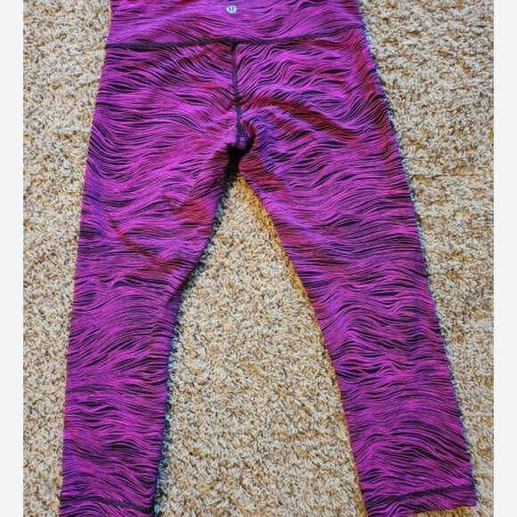 LULUMON WUNDER UNDER CROP LIFE LINES POLAR PINK/BLK SZ 6 YOGA LUXETREME FABRIC - Picture 3 of 5